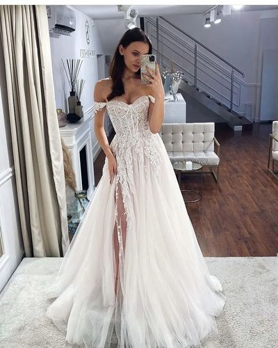 Stunning A-Line Off the Shoulder Tulle Wedding Dresses with Appliques