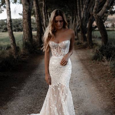 Stunning mermaid sweetheart tulle wedding dresses with appliques - Thumbnail 1