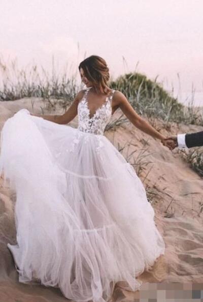 Beautiful Floral Lace V-neck Outdoor Tulle Wedding Dress