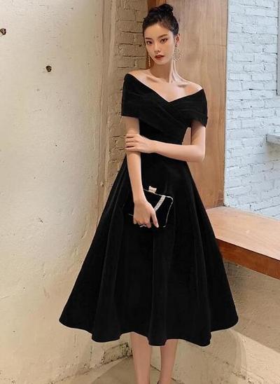 Elegant Black Velvet Lace-Up Prom Dress