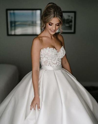 Sweetheart Ball Gown Satin Wedding Dresses with Appliques
