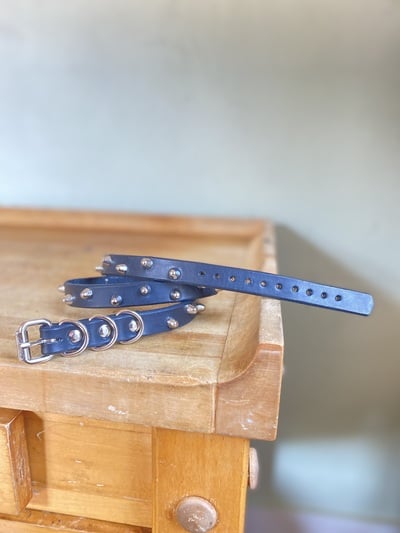 Staggered 1-Row short British stud belt (3 D-Rings)