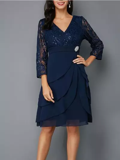 Stunning Navy Blue Short Mother of the Bride/Groom Dresses Lace Top With Sleeves V Neck Wedding Party Gowns Tiered Skirt