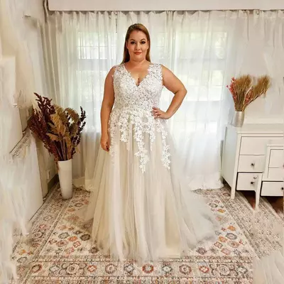 Modest V Neck Wedding Dresses Lace Sleeveless Bridal Gowns Sheer Illusion Appliqued Brides Gowns Plus Size Robe De Mariee Custom Made