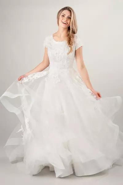 A-line Lace Tulle Modest Wedding Dress With Cap Sleeves Scoop Neck Ruffles Skirt Country Women Modest Lds Bridal Gowns