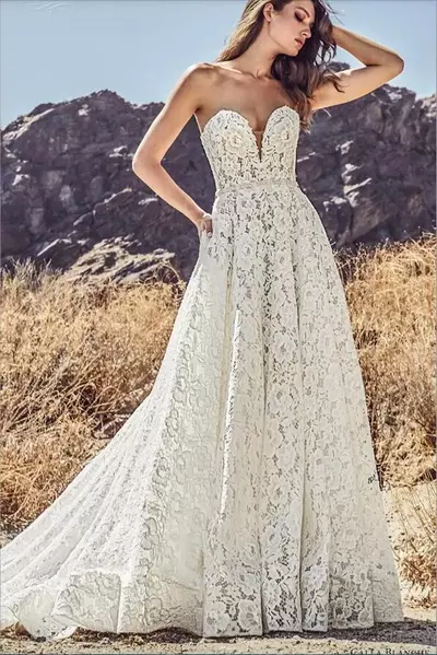 Beach Wedding Dresses Sweetheart Lace Appliqued Sweep Train Boho Wedding Dress A Line Custom Made Vintage Bridal Gowns
