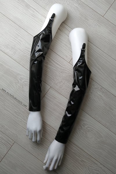 Intrigue Garter Sleeves - Shiny Black