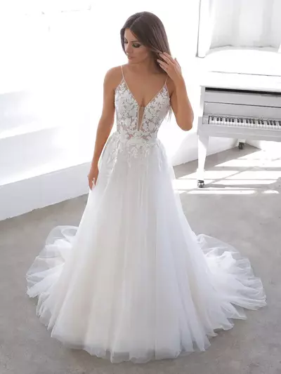 Modest White Wedding Dresses For Woman A Line Beach Tulle Applique Lace Court Train V Neck Sexy Plus Size Bridal Gowns