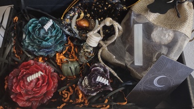 Peonies & Heart Flower Beeswax Candle Set with Crystal and Potpourri, Dark Aesthetic Home Decor, Gothic Housewarming Gift, Holiday Home Gift