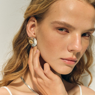 Fashion oil dripping daisy earrings