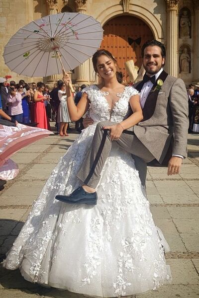 Elegant Ball Gown Lace Appliques Wedding Dress Bridal Gown