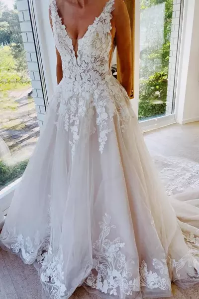 Elegant Ball Gown Wedding Dresses Lace Appliques Bridal Gowns