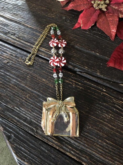 Christmas Present Necklace
