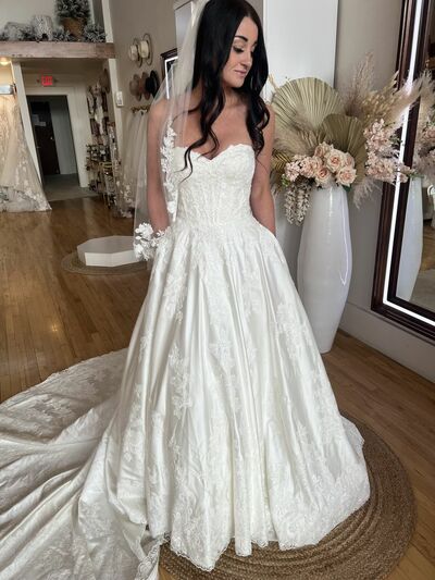 Elegant Ball Gown Off the Shoulder Lace Appliques Beach Boho Wedding Dress Bridal Gowns