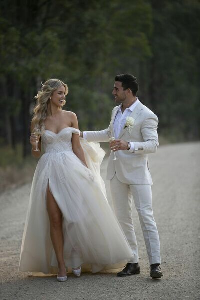 Sexy A-line Wedding Dress, Luxury Off the Shoulder Appliques Wedding Gown Bridal Dress
