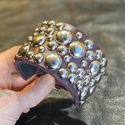 Swirlygig domestud cuff