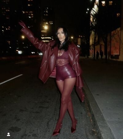 Burgundy Tights – Luxurious & Elegant Legwear for Every Occasion