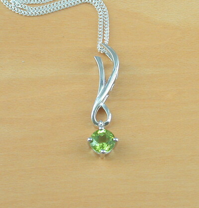 925 Peridot Pendant & 18" Silver Chain/ Peridot Jewelry/Peridot Jewellery/Peridot Necklace/August Birthstone/Peridot Jewelery/Green Peridot