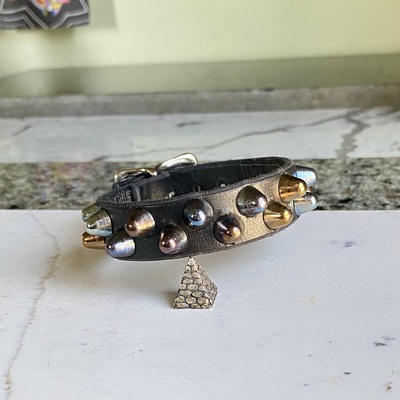 Staggered 1-row rainbow short british studs wristband