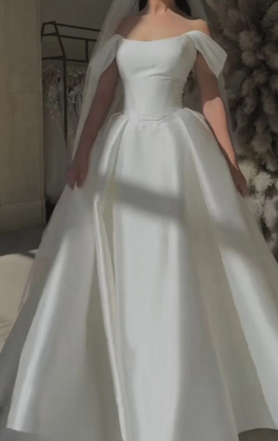 Off the Shoulders satin Wedding Dress for women with lace-up