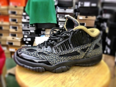 Jordan retro 11 low black/gold