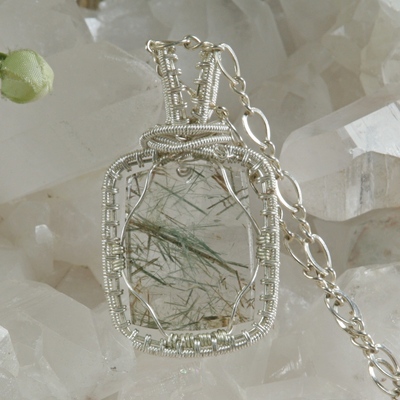 Epidote in clear quartz pendant - Thumbnail 4