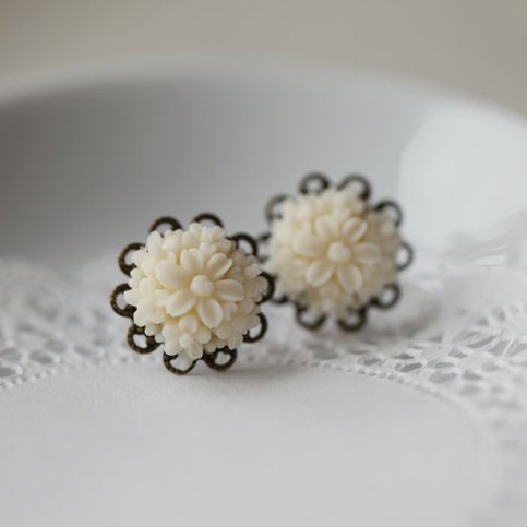 alexia. filigree rose earrings. in creamy white.