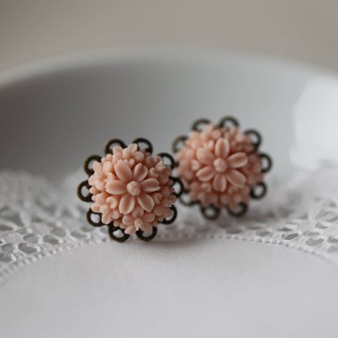 alexia. filigree rose earrings. in soft pink.