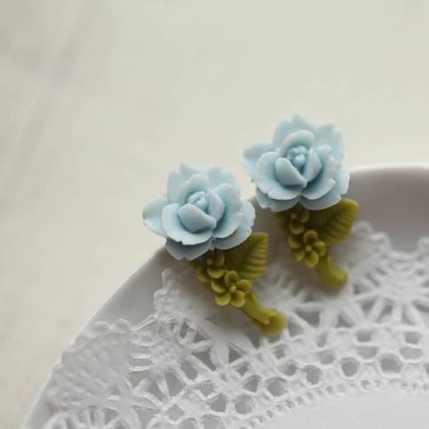 pretty single rose earrings. in light blue.