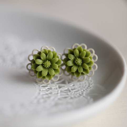 mary. a little flower earrings. in green.
