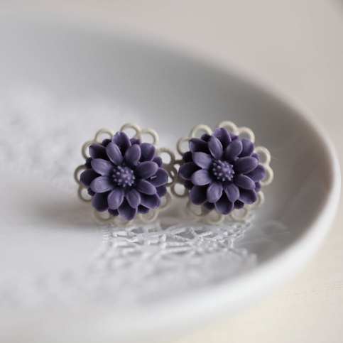 mary. a little flower earrings. in purple.