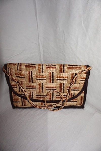 Vintage tan/brown clutch straw purse