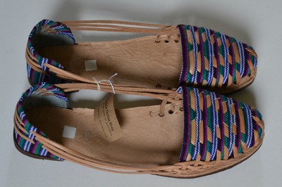 Size 39 US 8 Women's Caites