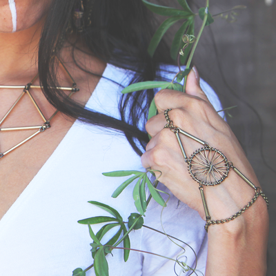 Dream catcher hand chain - antique brass - Thumbnail 3