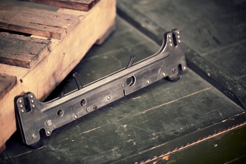 B-7 BOMB SHACKLE - 14" SPACING