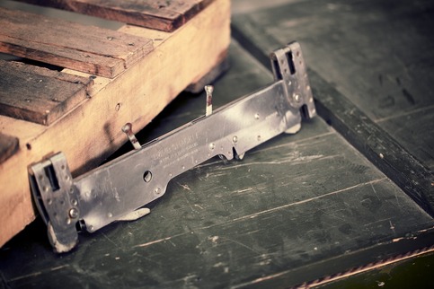 B-10 BOMB SHACKLE - 14" Spacing