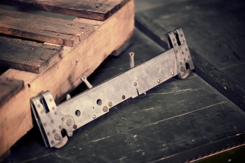 B-11 BOMB SHACKLE - 14" SPACING