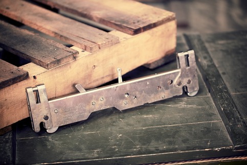 Mark-8 Bomb Shackle - 14" Spacing