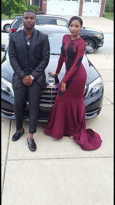 Burgundy Wine Red Mermaid Satin Prom Dresses Crew Neck Black Appliques Keyhole Back Evening Dresses Long Party Gowns Vestidos