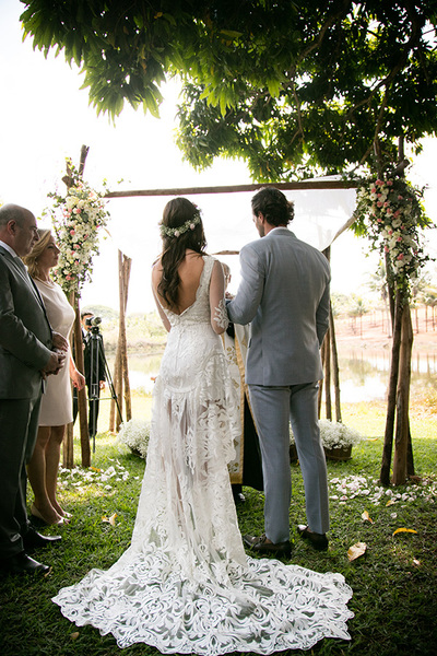 Stunning Sheath Boho Wedding Dresses Boat Neck Sheer Long Sleeve Lace Appliques Hilo Beach Bohemian Bridal Gowns