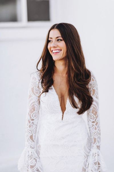 Stunning Mermaid Wedding Dresses V Neck Sheer Long Sleeve Poet Sleeve Delicate Lace Bridal Gowns