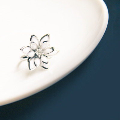 Pretty White Petalled Flower Ring (Silver)