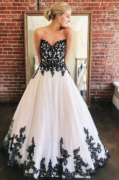 Sweetheart Strapless Mermaid White Tulle Black Lace Appliques Long Prom Dresses