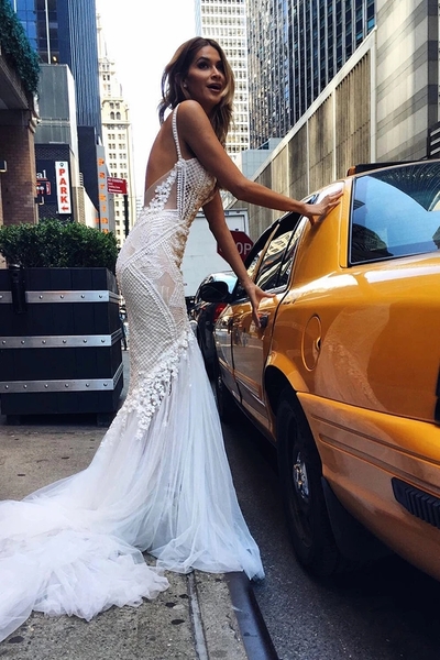 Luxurious Ivory Straps Mermaid Sleeveless Long Deep V-neck Tulle Wedding Dress with Lace