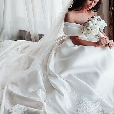 Princess wedding dresses satin vintage off the shoulder wedding bride dresses long train white ivory wedding ball gown with appliques - Thumbnail 5