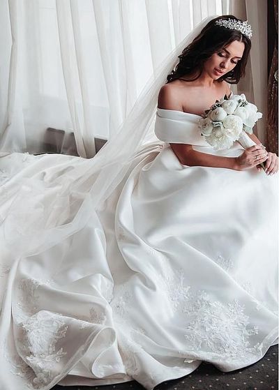 Princess Wedding Dresses Satin Vintage Off The Shoulder Wedding Bride Dresses Long Train White Ivory Wedding Ball Gown with Appliques