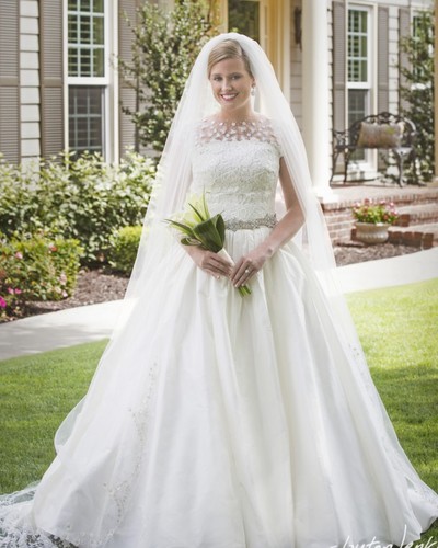 Princess A-Line Round Neck Cap Sleeves Lace Wedding Dresses