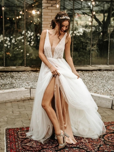 Fabulous Tulle V-neck A-line Backless Wedding Gowns