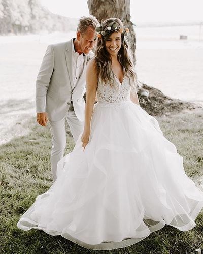 Fashion Cute Ball Gown V Neck Open Back White Wedding Dresses with Appliques