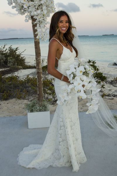 White Sexy Backless Spaghetti Straps Lace Wedding Dress Summer Beach Bridal Gown